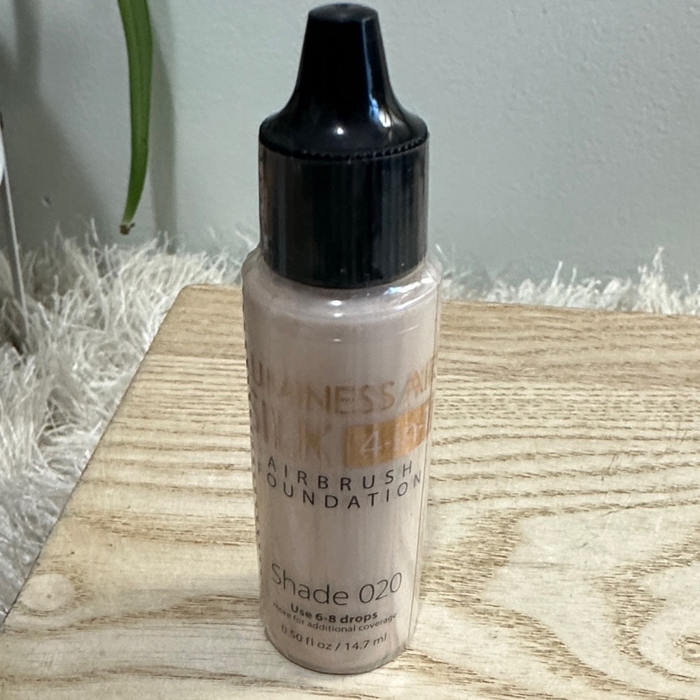 Luminess Air Silk 4-in-1 Shade 020
Airbrush Foundation .5 fl oz New Sealed